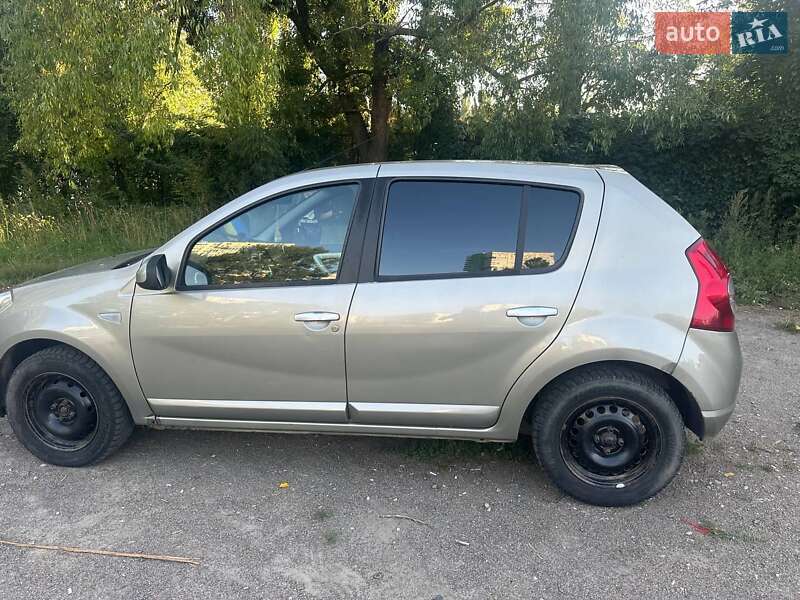 Хетчбек Dacia Sandero 2009 в Києві