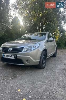 Хэтчбек Dacia Sandero 2009 в Киеве