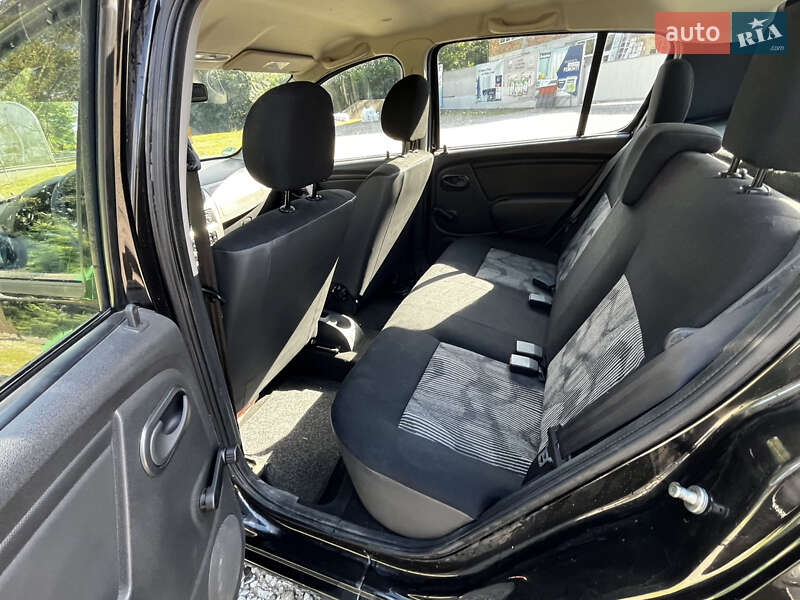 Хетчбек Dacia Sandero 2009 в Чернівцях