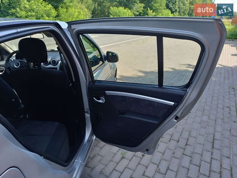 Хэтчбек Dacia Sandero 2009 в Красилове