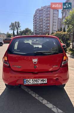 Хэтчбек Dacia Sandero 2012 в 