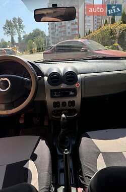 Хэтчбек Dacia Sandero 2012 в 