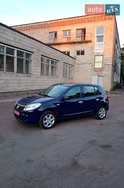 Хэтчбек Dacia Sandero 2009 в 