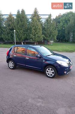 Хэтчбек Dacia Sandero 2009 в 