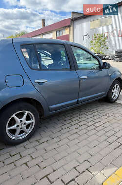Хэтчбек Dacia Sandero 2008 в 