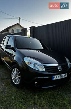 Хетчбек Dacia Sandero 2009 в Києві