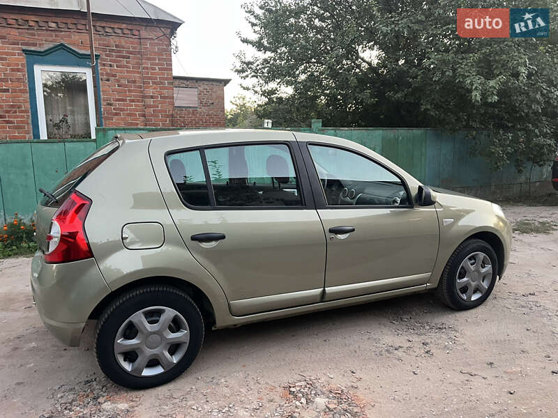 Хетчбек Dacia Sandero 2008 в Охтирці