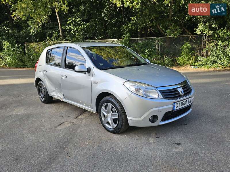 Хэтчбек Dacia Sandero 2008 в 