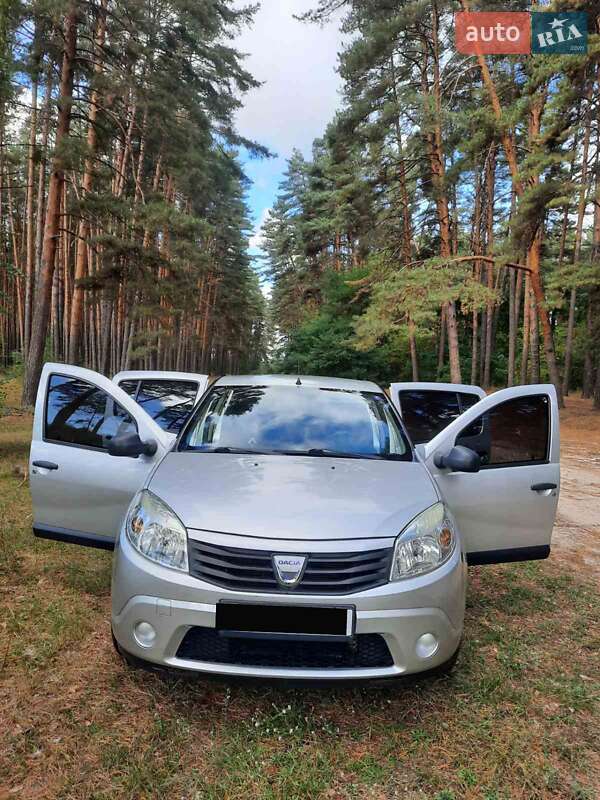 Хэтчбек Dacia Sandero 2010 в Ромнах