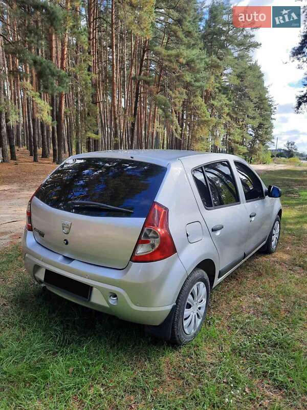 Хэтчбек Dacia Sandero 2010 в Ромнах