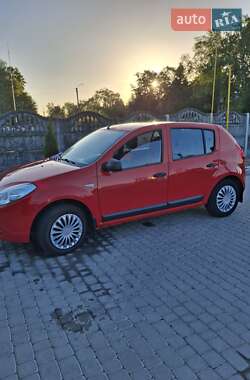 Хэтчбек Dacia Sandero 2008 в 