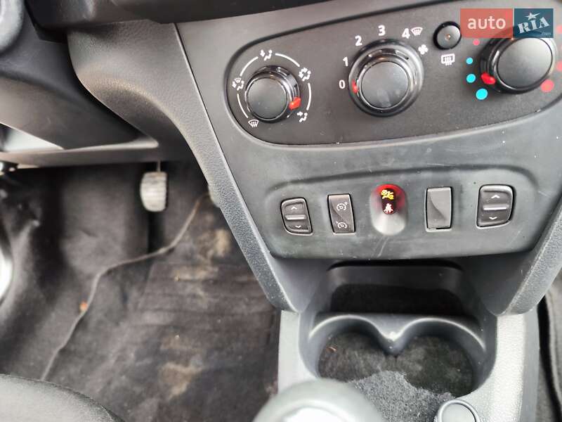 Хэтчбек Dacia Sandero 2015 в Львове