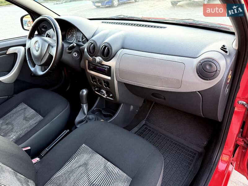 Хэтчбек Dacia Sandero 2009 в Виннице