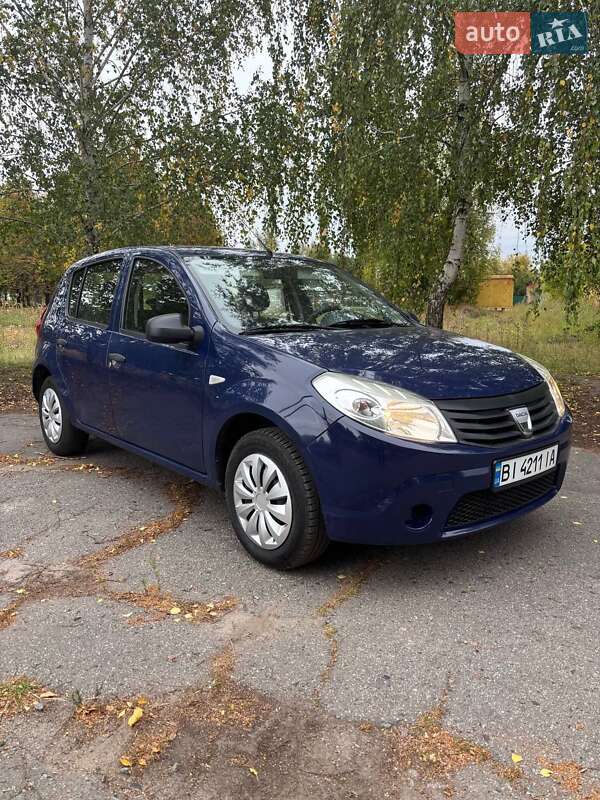 Хэтчбек Dacia Sandero 2009 в Гадяче