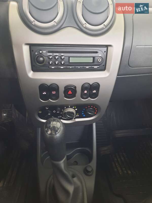 Хетчбек Dacia Sandero 2011 в Чернівцях