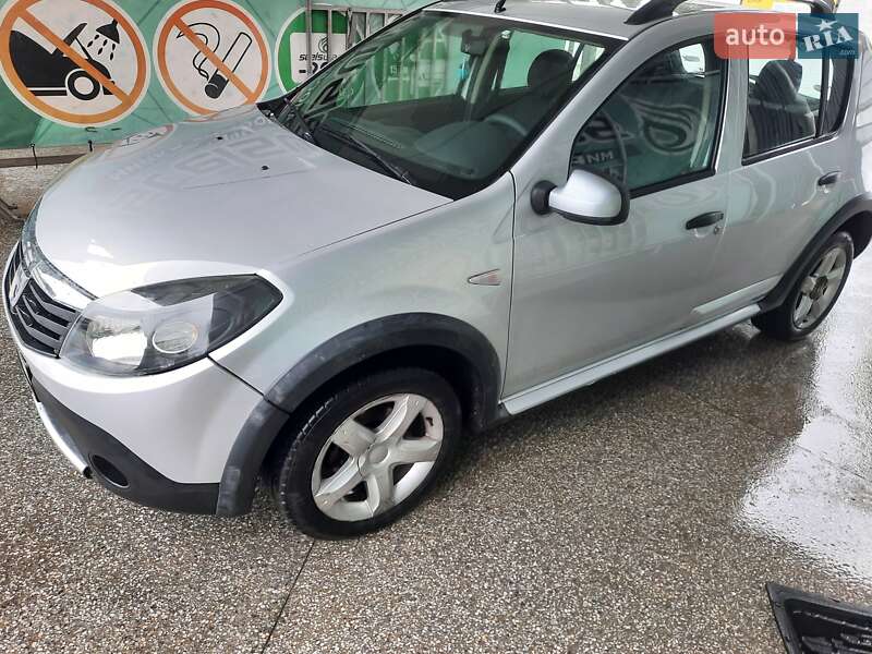Хетчбек Dacia Sandero 2011 в Чернівцях