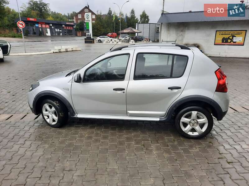 Хетчбек Dacia Sandero 2011 в Чернівцях