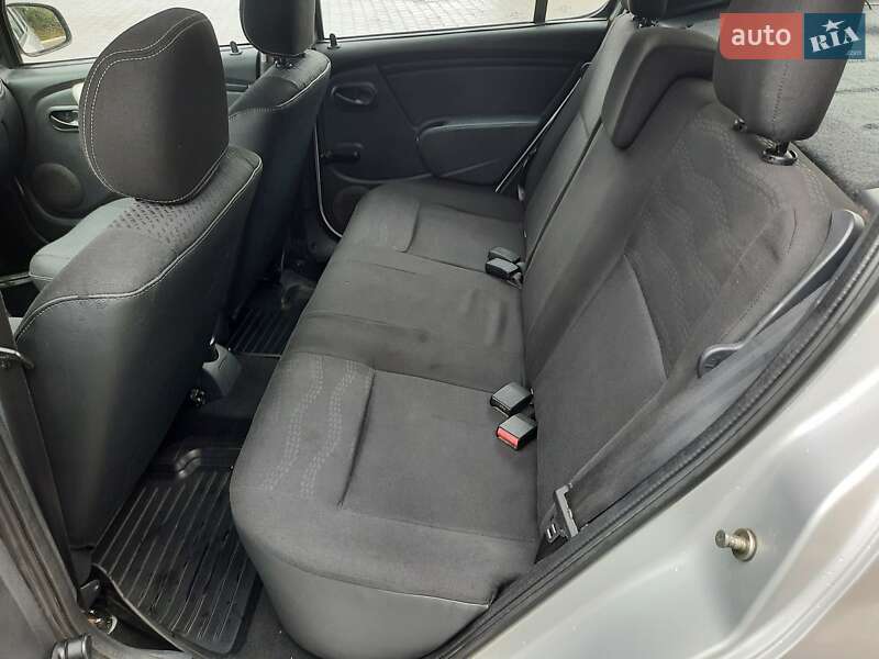 Хетчбек Dacia Sandero 2011 в Чернівцях