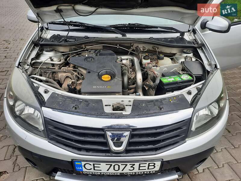 Хетчбек Dacia Sandero 2011 в Чернівцях