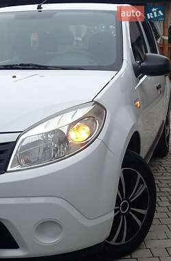 Хэтчбек Dacia Sandero 2009 в 
