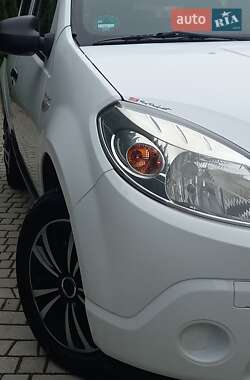 Хэтчбек Dacia Sandero 2009 в 