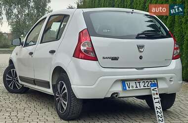 Хэтчбек Dacia Sandero 2009 в 