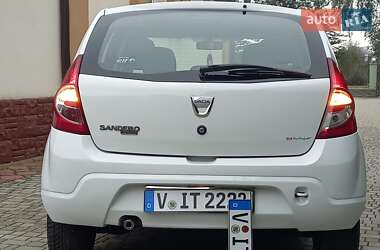 Хэтчбек Dacia Sandero 2009 в 