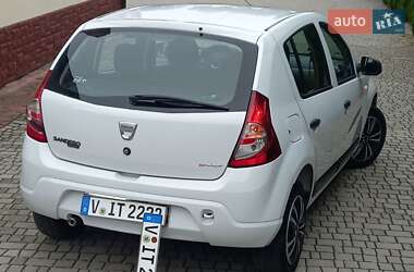 Хэтчбек Dacia Sandero 2009 в 
