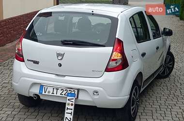 Хэтчбек Dacia Sandero 2009 в 