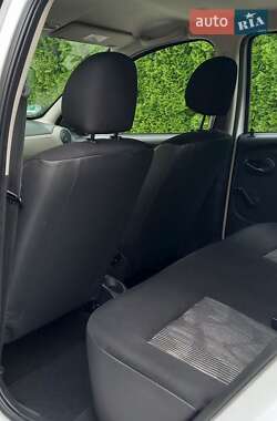Хэтчбек Dacia Sandero 2009 в 