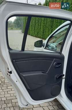 Хэтчбек Dacia Sandero 2009 в 