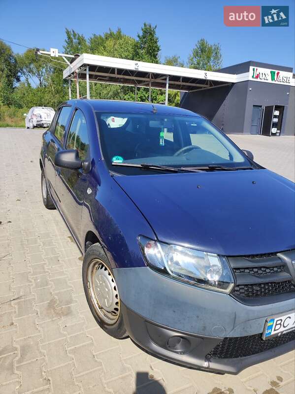 Хетчбек Dacia Sandero 2015 в  фото Хетчбек Dacia Sandero 2015 в