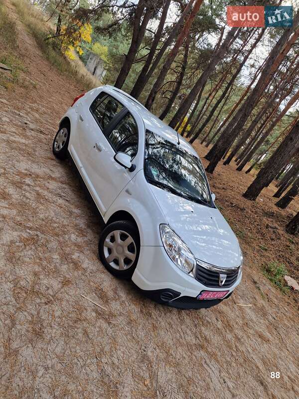 Хэтчбек Dacia Sandero 2009 в Полтаве