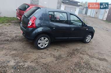 Хэтчбек Dacia Sandero 2009 в 