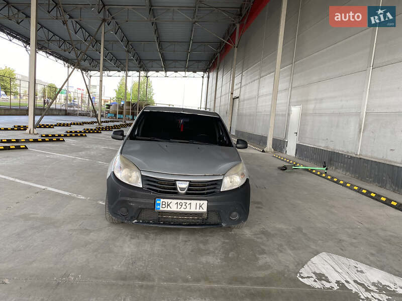 Хэтчбек Dacia Sandero 2010 в 