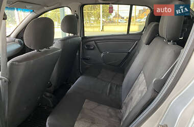 Хэтчбек Dacia Sandero 2010 в 