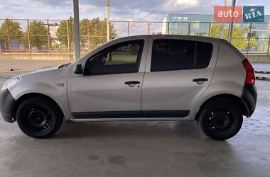 Хэтчбек Dacia Sandero 2010 в 