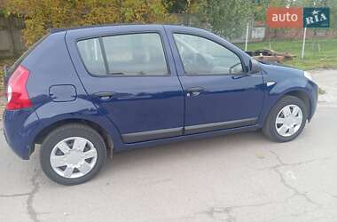 Хэтчбек Dacia Sandero 2009 в 