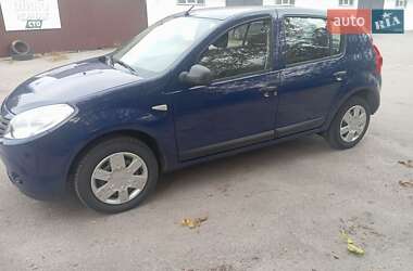 Хэтчбек Dacia Sandero 2009 в 