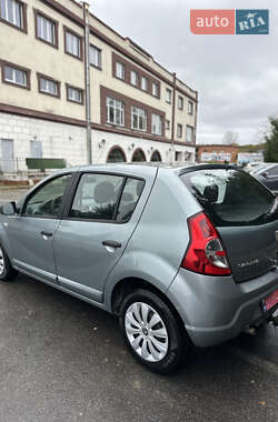 Хэтчбек Dacia Sandero 2008 в 