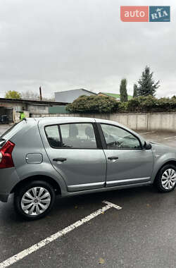 Хэтчбек Dacia Sandero 2008 в 