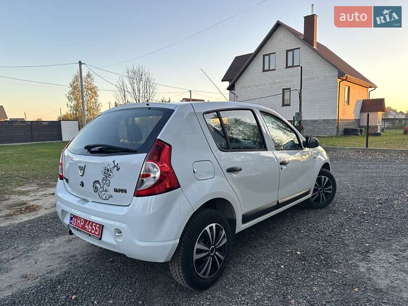 Хэтчбек Dacia Sandero 2009 в Любешове
