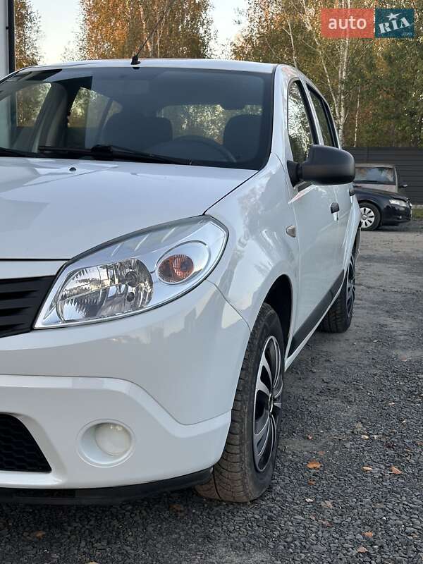 Хэтчбек Dacia Sandero 2009 в Любешове
