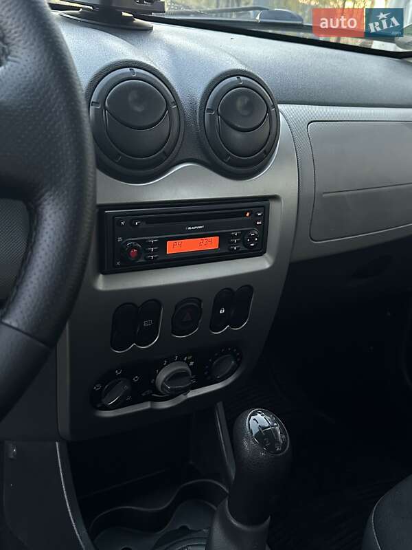 Хэтчбек Dacia Sandero 2009 в Любешове