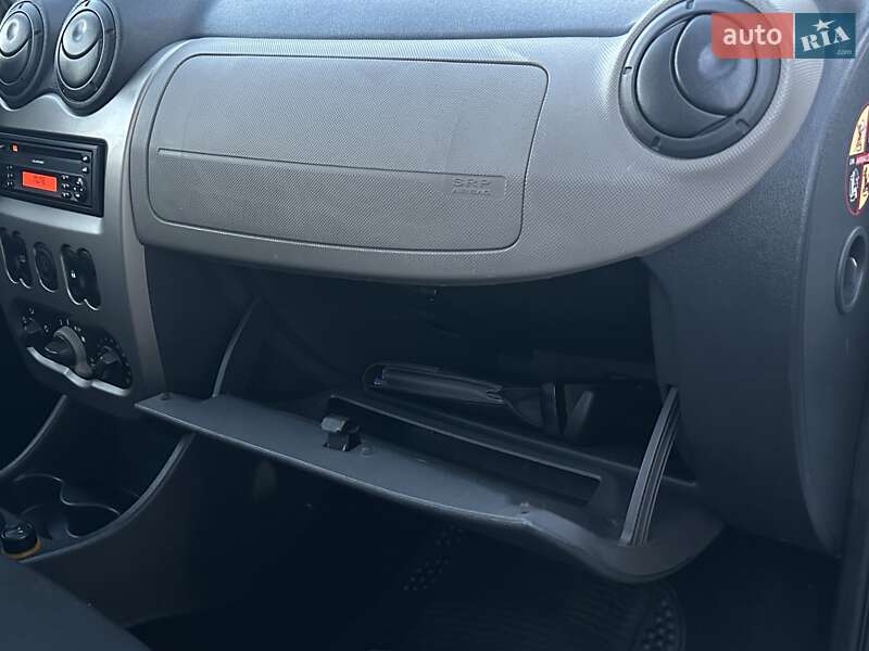 Хэтчбек Dacia Sandero 2009 в Любешове