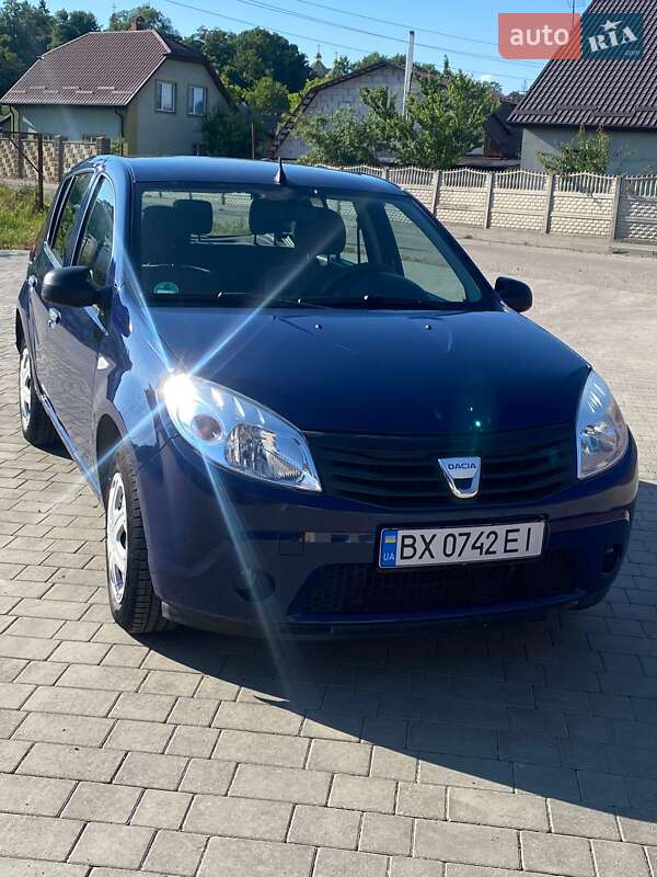 Хэтчбек Dacia Sandero 2009 в Остроге