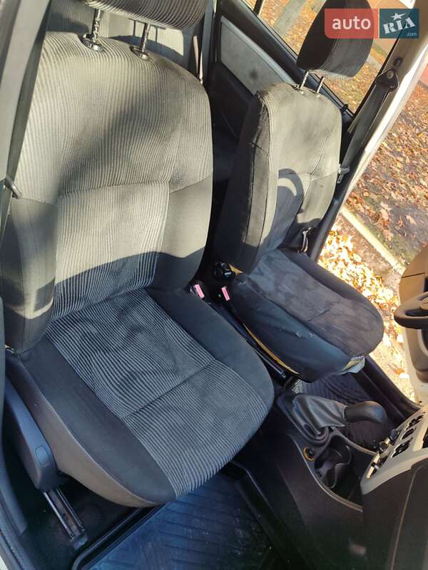 Хетчбек Dacia Sandero 2009 в Дніпрі