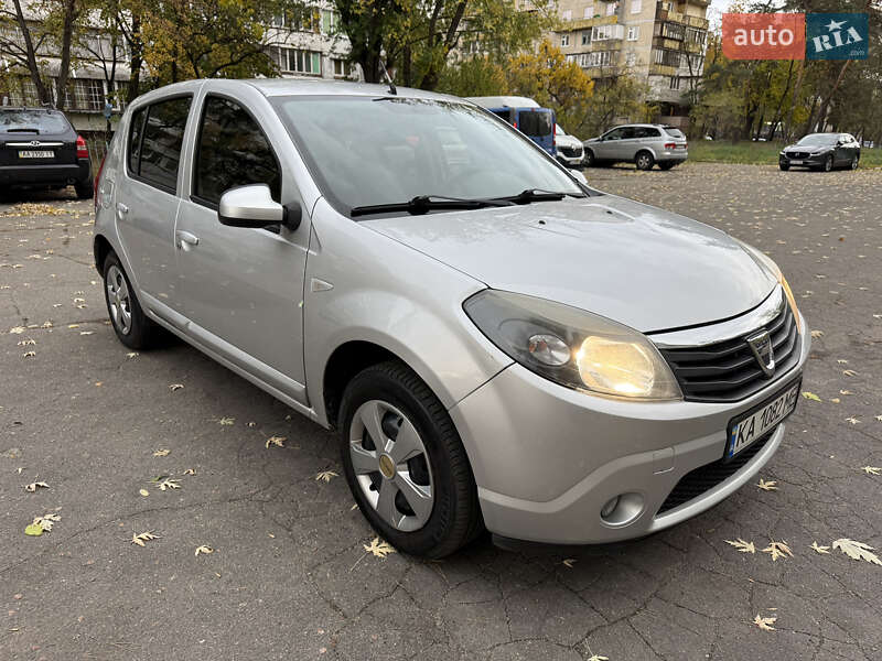 Хетчбек Dacia Sandero 2011 в Києві
