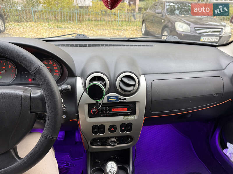 Хетчбек Dacia Sandero 2011 в Києві