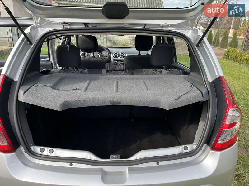 Хетчбек Dacia Sandero 2009 в Луцьку